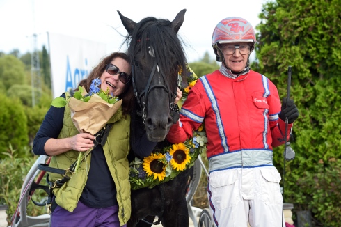 ånlykke A.M. efter SM-segern på Bergsåker i augusti förra året. Gunnar Melander tränar och Anna-Maria Öberg har fött upp hästen. Foto: Lars Jakobsson, TR Bild 